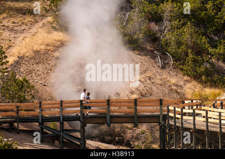 Visiteurs on demande l'affichage de Volcan de boue, le Parc National de Yellowstone, Wyoming, USA. Banque D'Images