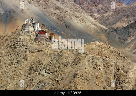 Le fort en ruines au-dessus de la séance sur Tsemo Gompa une montagne aride au-dessus de Leh, la capitale du Ladakh. Banque D'Images