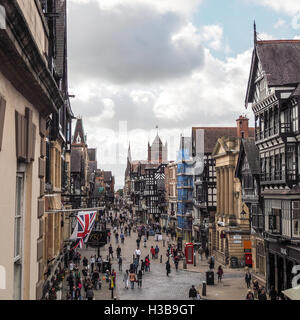 Les gens de shopping dans le centre-ville de Chester Banque D'Images