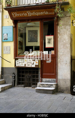 Gênes, Italie, petite librairie de livres anciens, Banque D'Images