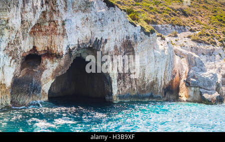 Grotte bleue, vue sur la mer, les formations côtières naturelles de Zakynthos île grecque dans la mer Ionienne. Destination touristique populaire Banque D'Images