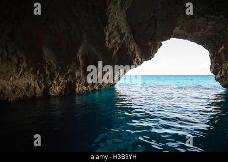 Grotte bleue vue interne, formations côtières naturelles de Zakynthos île grecque dans la mer Ionienne. Destination touristique populaire Banque D'Images