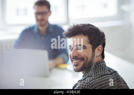 Portrait of smiling editor with coworker Banque D'Images