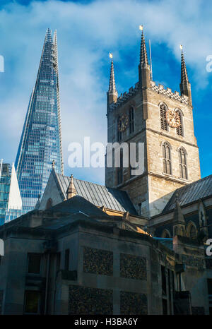 La cathédrale de Southwark en premier plan avec le fragment dans l'arrière-plan, gratte-ciel, Londres, Royaume-Uni Banque D'Images