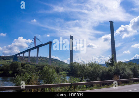 Hochmoselübergang non fini B50 pont de l'autoroute, Ürzig, Mosel, Allemagne Banque D'Images