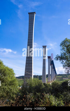 Hochmoselübergang non fini B50 pont de l'autoroute, Ürzig, Mosel, Allemagne Banque D'Images