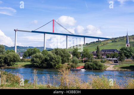 Hochmoselübergang non fini B50 pont de l'autoroute, et Zeltingen église, Mosel, Allemagne Banque D'Images