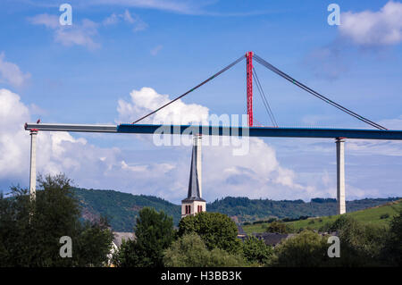 Hochmoselübergang non fini B50 pont de l'autoroute, et Zeltingen église, Mosel, Allemagne Banque D'Images