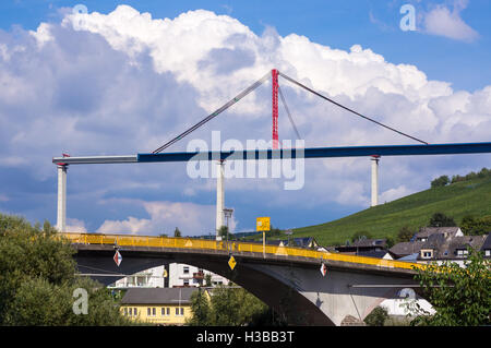 Hochmoselübergang non fini B50 pont de l'Autoroute, Vue du pont de Zeltingen, Mosel, Allemagne Banque D'Images