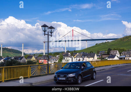 Hochmoselübergang non fini B50 pont de l'Autoroute, Vue du pont de Zeltingen, Mosel, Allemagne Banque D'Images