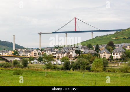 Hochmoselübergang non fini B50 pont de l'autoroute, vu de Zeltingen, Mosel, Allemagne Banque D'Images