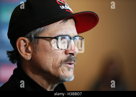 Directeur de l'Ulster Rugby Les baiser pendant la Coupe des Champions d'Europe de Rugby/Challenge Cup Pro 12 Clubs lancer au centre de convention de Dublin, Irlande. ASSOCIATION DE PRESSE Photo. Photo date : mercredi 5 octobre 2016. Crédit photo doit se lire : Brian Lawless/PA Wire. RESTRICTIONS : usage éditorial uniquement, pas d'utilisation commerciale sans autorisation préalable, veuillez contacter PA Images pour plus de renseignements : Tél :  +44 (0) 115 8447447. Banque D'Images