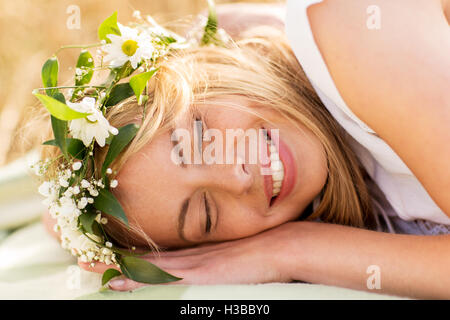 Femme heureuse dans la gerbe de fleurs couché Banque D'Images