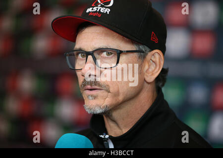 Directeur de l'Ulster Rugby Les baiser pendant la Coupe des Champions d'Europe de Rugby/Challenge Cup Pro 12 Clubs lancer au centre de convention de Dublin, Irlande. Banque D'Images