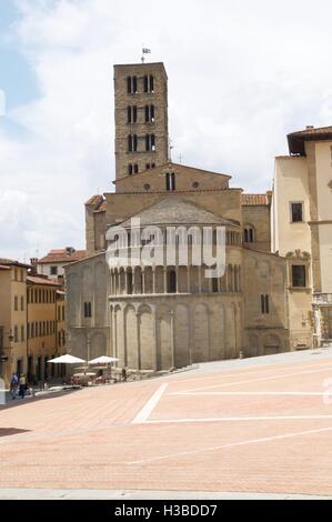 La tour de l'église et la place principale à Arezzo, Italie Banque D'Images