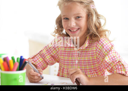 Peu de fille étudiante à la classe d'art Banque D'Images