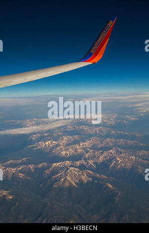 Un jet de Southwest Airlines vole au-dessus de montagnes du Colorado. Banque D'Images
