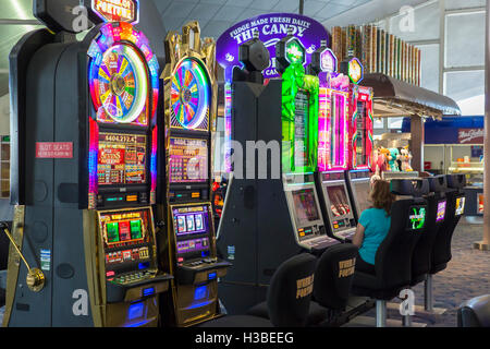 Las Vegas, Nevada - machines à sous à l'aéroport international McCarran. Banque D'Images