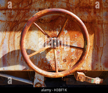 Old rusty valve sur un train, l'arrière-plan industriel Banque D'Images