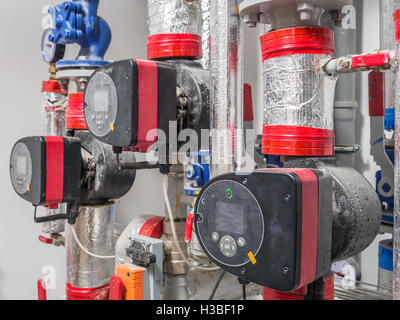 Groupe de pompes de circulation d'eau chaude installé en chaufferie Banque D'Images