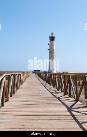 Fuerteventura, Îles Canaries : une clôture en bois et le phare de Jandia, a ouvert ses portes en 1991 au bord de la plage, près de la ville de Morro Jable Banque D'Images