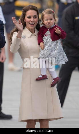 Catherine, duchesse de Cambridge, tient sa fille, la Princesse Charlotte dans le port de Victoria, Canada. Banque D'Images