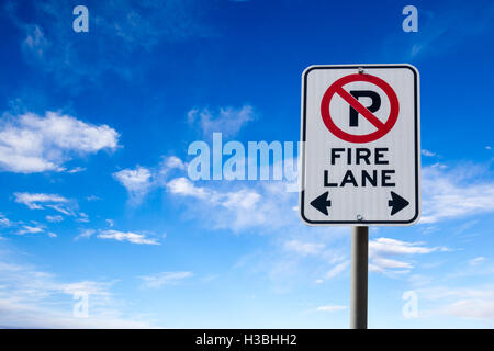 Un incendie Lane No Parking sign against a cloudy sky avec copie espace. Orientation horizontale. Banque D'Images