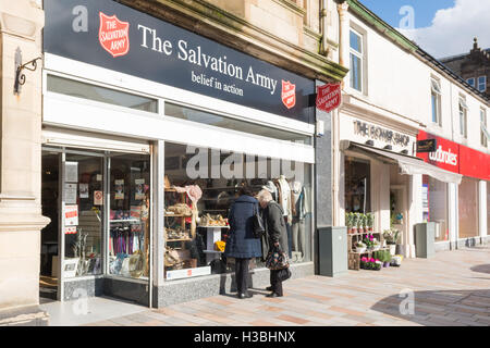 L'Armée du Salut - deux femmes à la fenêtre à l'écran dans un magasin de charité de l'Armée du Salut à Helensburgh, en Écosse, Royaume-Uni Banque D'Images