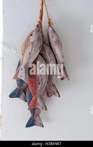 Fuerteventura, Îles Canaries, Afrique du Nord, Espagne : décorations intérieures en bois décoratif, suspendu par une corde poissons Banque D'Images