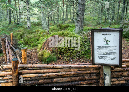 Panneau d'avertissement près de clôturé de fourmilière les fourmis des bois rouge / L'ant (Formica rufa) faite d'aiguilles de pin dans la forêt d'Abernethy, Ecosse Banque D'Images