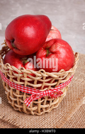 Fruits tropicaux Acmella oleracea (mal de dents, de l'usine, paracress electric daisy, le jambu) dans panier en osier sur table de marbre Banque D'Images