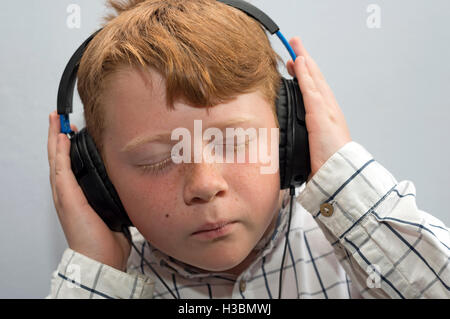 Boy wearing headphones Banque D'Images