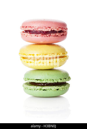 Macarons colorés pile. Macarons sucrés. Isolé sur fond blanc Banque D'Images