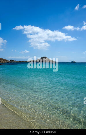 La mer Égée claire à l'île de Mykonos en Grèce Banque D'Images