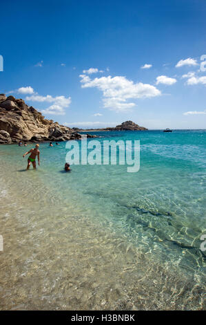 Aux personnes bénéficiant d'une plage sur l'île de Mykonos en Grèce Banque D'Images