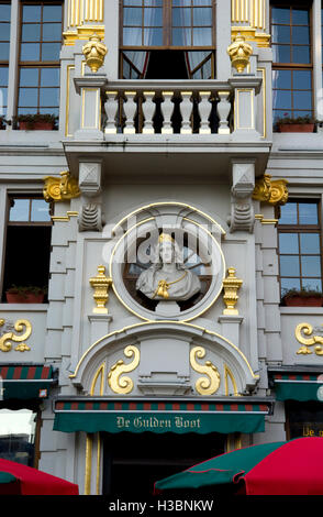 Détail architectural sur la façade de l'immeuble dans le centre-ville historique de Bruxelles, Belgique Banque D'Images