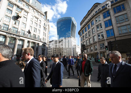 Les travailleurs de la ville traverse la route négligée par 20 Fenchurch Street connu comme le 'talkie walkie' immeuble, à proximité du Pont de Londres, UK Banque D'Images