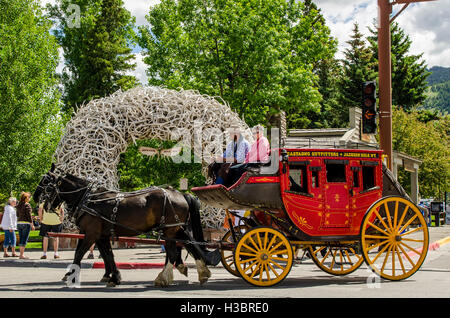 Stagecoach ride le bois et la place principale de la ville d'Arches du centre-ville de Jackson Hole, Wyoming, USA. Banque D'Images