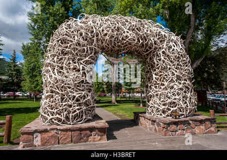 Arches le bois place principale du centre-ville de Jackson Hole, Wyoming, USA. Banque D'Images