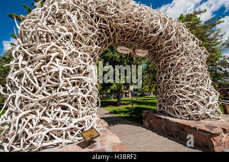 Arches le bois place principale du centre-ville de Jackson Hole, Wyoming, USA. Banque D'Images