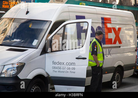 Chauffeur de minibus de livraison FedEx Express; Federal Express distribution American mult-intional Delivery services, Liverpool, Manchester, Royaume-Uni Banque D'Images