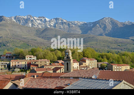 Village de montagne au milieu de la Corse Banque D'Images