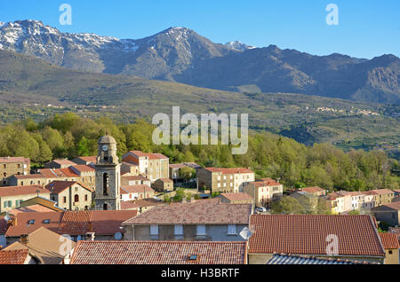 Village de montagne au milieu de la Corse Banque D'Images