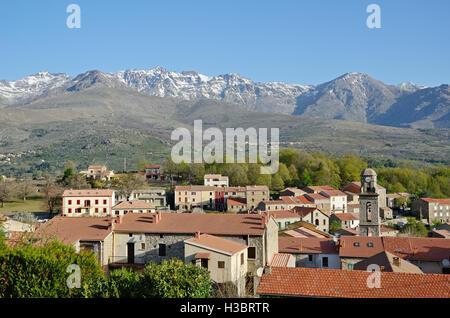 Village de montagne au milieu de la Corse Banque D'Images