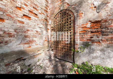 L'ancienne porte en fer décoré de détails en fer forgé. Entrée de l'église Russe abandonnée Banque D'Images