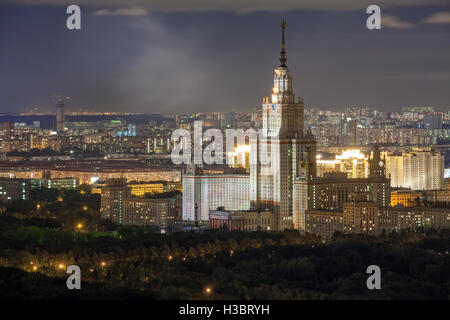 Université d'État de Moscou (MGU) pendant la nuit. Vue d'une hauteur Banque D'Images