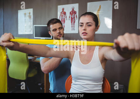 La correction de position physiothérapeute female patient Banque D'Images