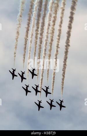 Les flèches rouges effectuer aerobatic à Farnborough Air Show Banque D'Images