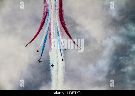 Les flèches rouges effectuer aerobatic à Farnborough Air Show Banque D'Images