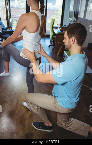 La correction de position physiothérapeute female patient Banque D'Images